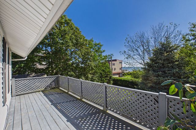 7 Bayview Ave, Fairhaven, MA 02719