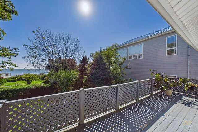 7 Bayview Ave, Fairhaven, MA 02719