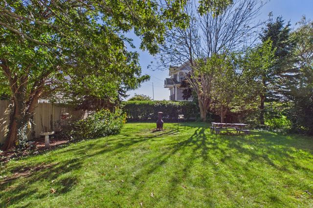 7 Bayview Ave, Fairhaven, MA 02719