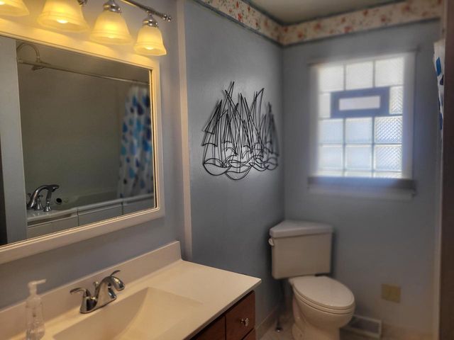 6017 S Delaware AVENUE, Cudahy, WI 53110