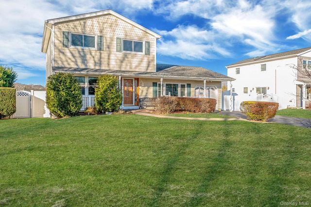 14 Harp Lane, Sayville, NY 11782