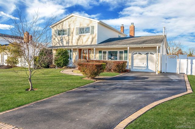 14 Harp Lane, Sayville, NY 11782