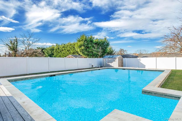 14 Harp Lane, Sayville, NY 11782