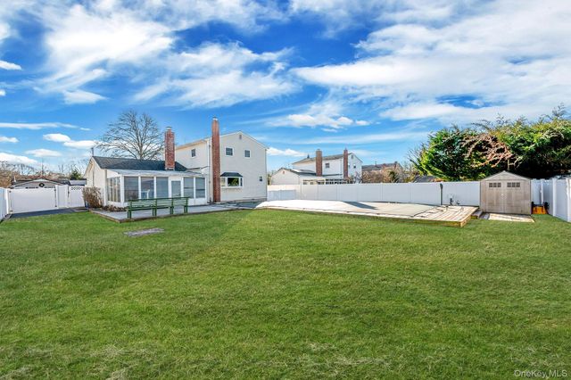 14 Harp Lane, Sayville, NY 11782