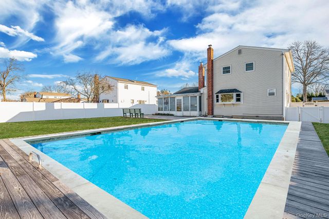 14 Harp Lane, Sayville, NY 11782