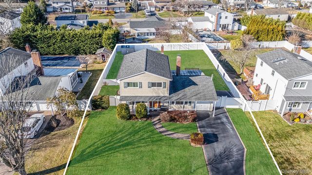 14 Harp Lane, Sayville, NY 11782