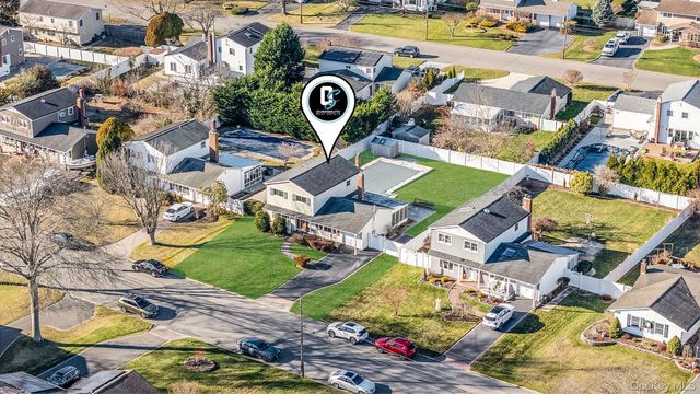 14 Harp Lane, Sayville, NY 11782