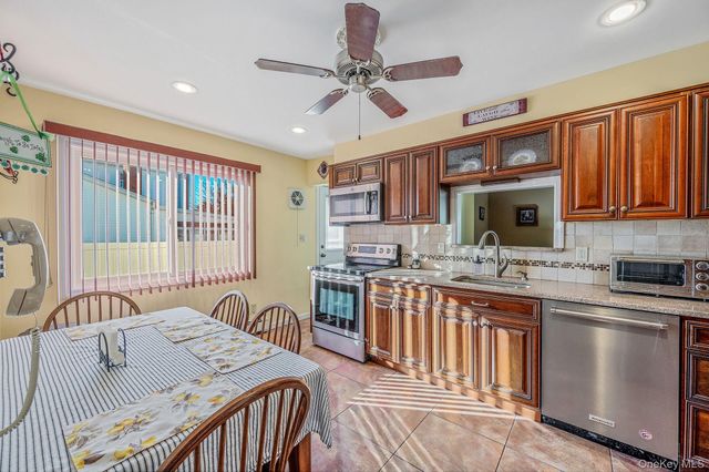 14 Harp Lane, Sayville, NY 11782