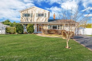 14 Harp Lane, Sayville, NY 11782