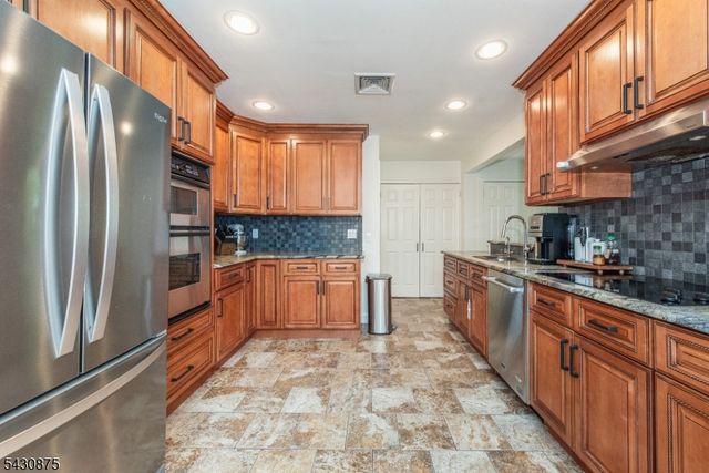 18 Evergreen Dr, Lincoln Park Boro, NJ 07035