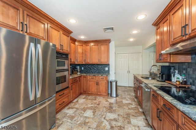 18 Evergreen Dr, Lincoln Park Boro, NJ 07035