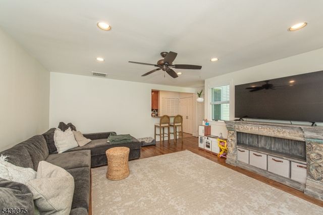 18 Evergreen Dr, Lincoln Park Boro, NJ 07035