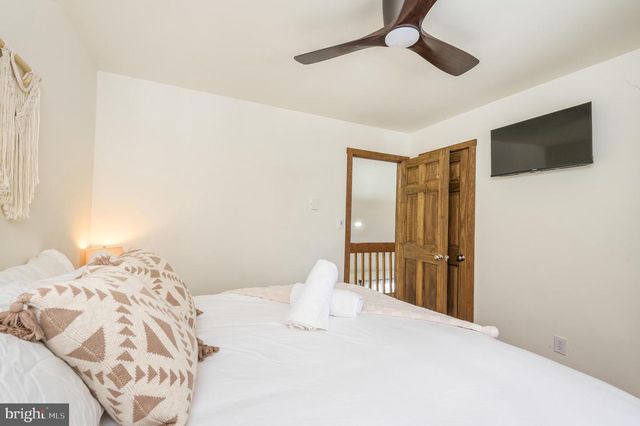 2206 CHATHAM CT, Bushkill, PA 18324