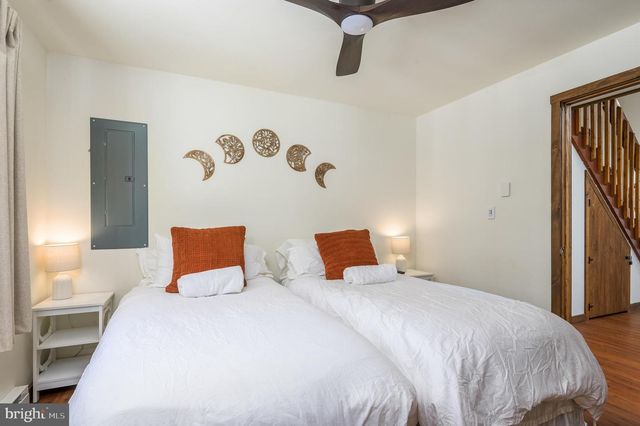 2206 CHATHAM CT, Bushkill, PA 18324