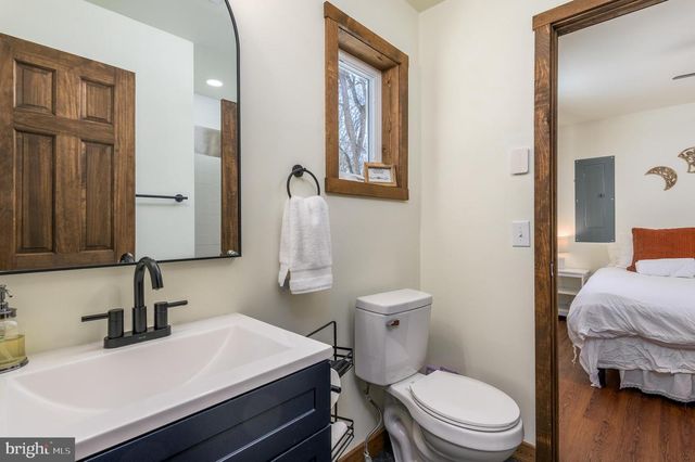 2206 CHATHAM CT, Bushkill, PA 18324