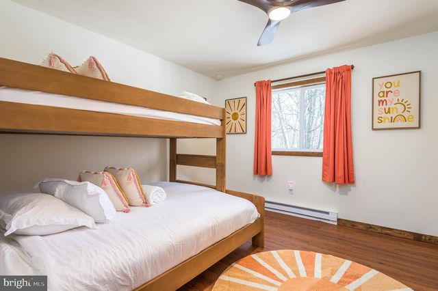 2206 CHATHAM CT, Bushkill, PA 18324