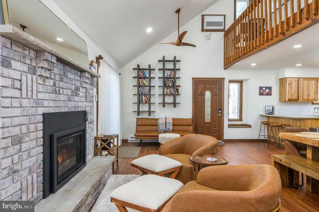 2206 CHATHAM CT, Bushkill, PA 18324