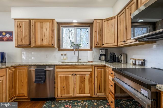 2206 CHATHAM CT, Bushkill, PA 18324