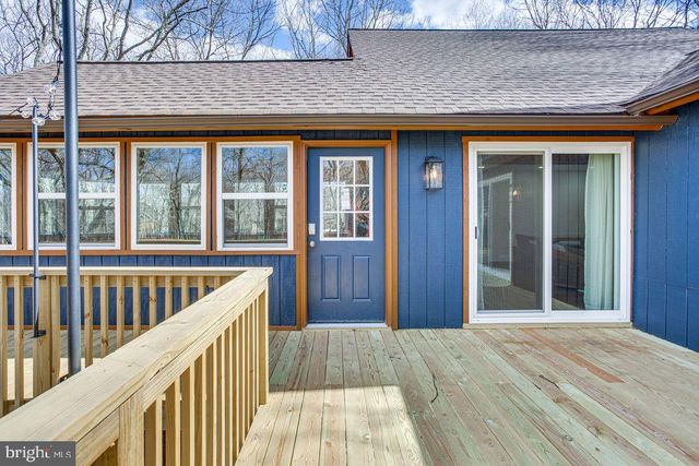 2206 CHATHAM CT, Bushkill, PA 18324