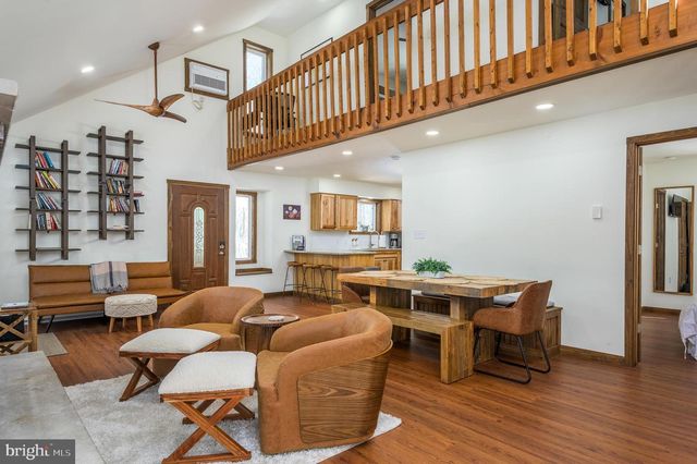 2206 CHATHAM CT, Bushkill, PA 18324