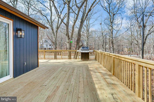 2206 CHATHAM CT, Bushkill, PA 18324