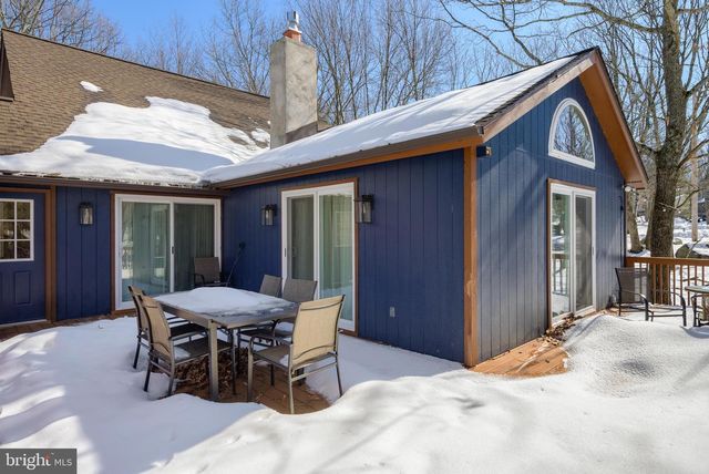 2206 CHATHAM CT, Bushkill, PA 18324