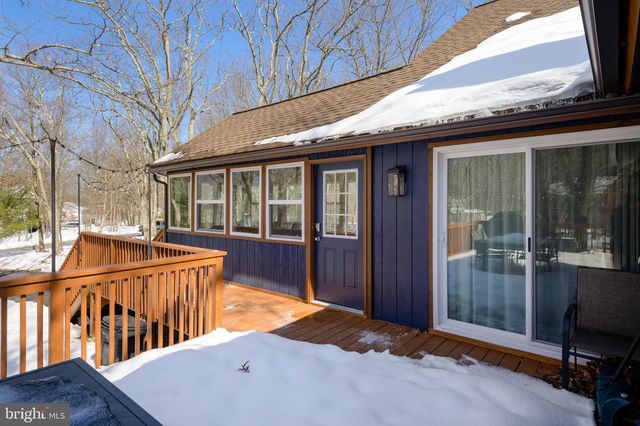 2206 CHATHAM CT, Bushkill, PA 18324