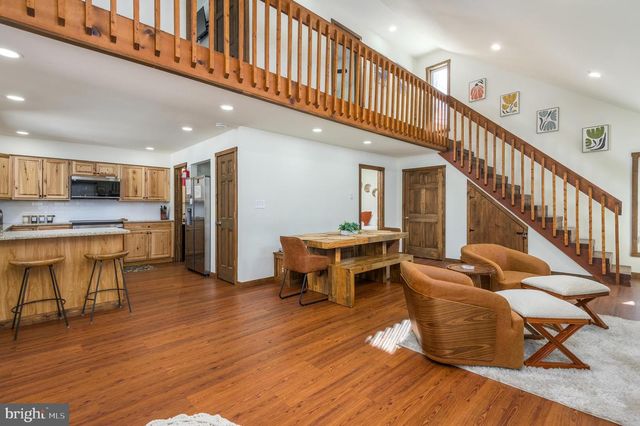 2206 CHATHAM CT, Bushkill, PA 18324