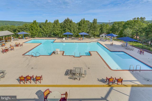 2206 CHATHAM CT, Bushkill, PA 18324