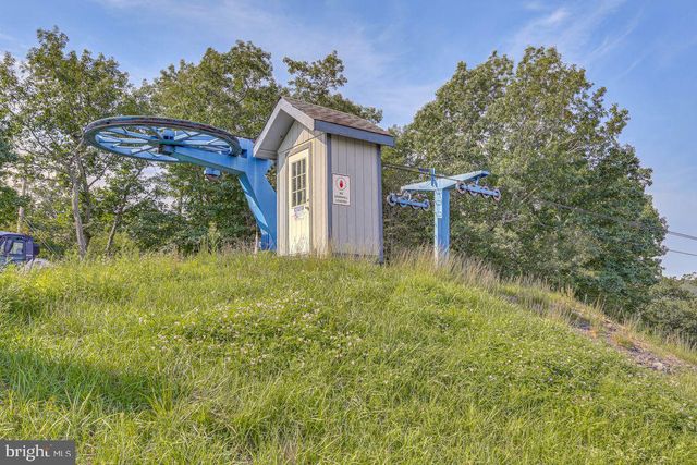 2206 CHATHAM CT, Bushkill, PA 18324