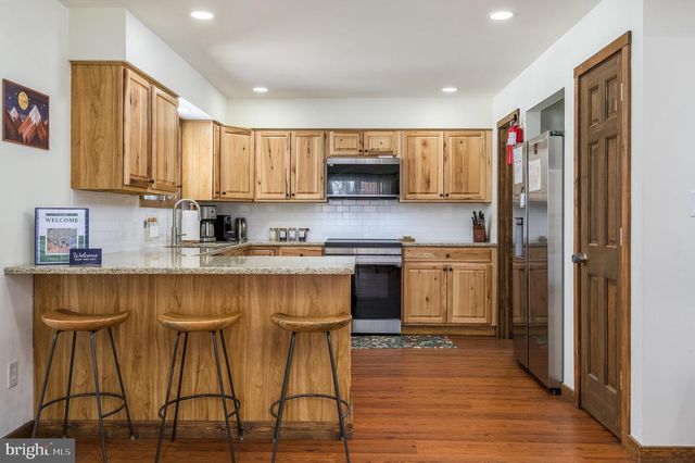 2206 CHATHAM CT, Bushkill, PA 18324