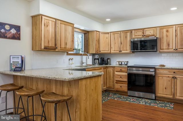 2206 CHATHAM CT, Bushkill, PA 18324