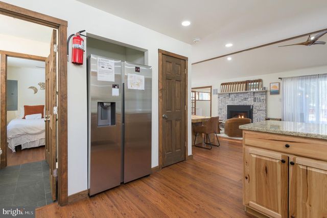 2206 CHATHAM CT, Bushkill, PA 18324