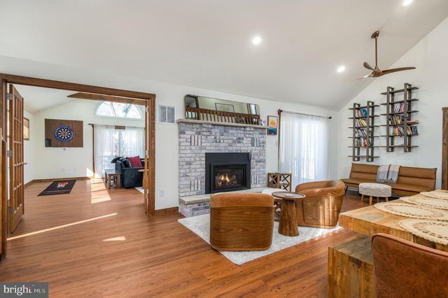 2206 CHATHAM CT, Bushkill, PA 18324