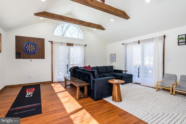 2206 CHATHAM CT, Bushkill, PA 18324