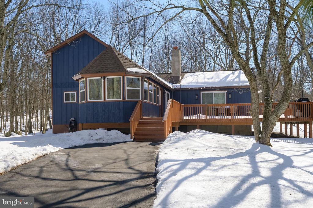 Image 1 of property listing at 2206 CHATHAM CT, Bushkill, PA 18324