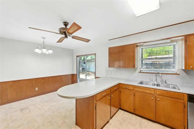 707 Center ST, Lockhart, TX 78644