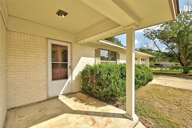 707 Center ST, Lockhart, TX 78644