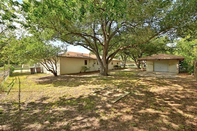 707 Center ST, Lockhart, TX 78644