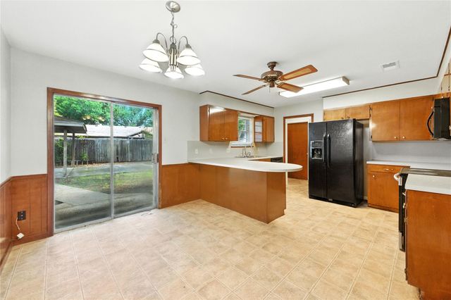 707 Center ST, Lockhart, TX 78644