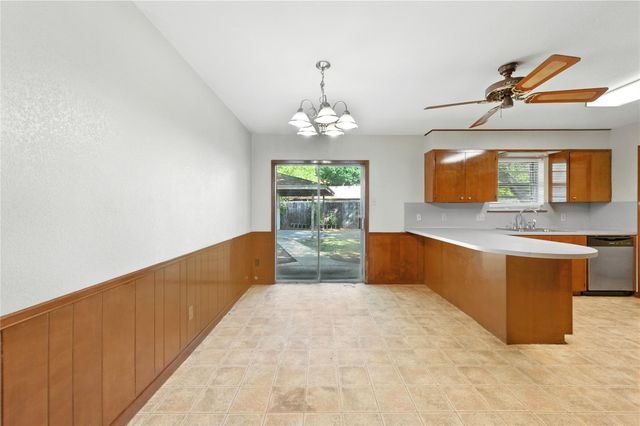 707 Center ST, Lockhart, TX 78644