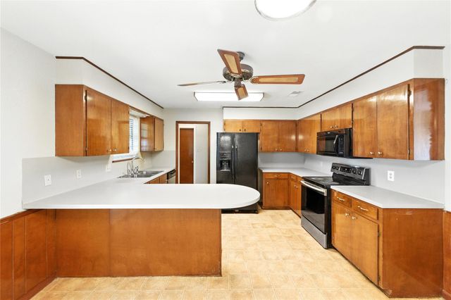 707 Center ST, Lockhart, TX 78644