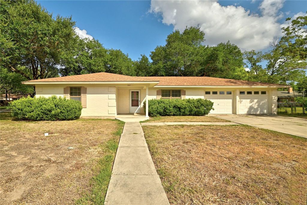 707 Center ST, Lockhart, TX 78644