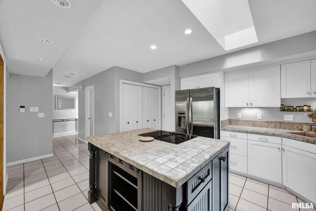 2816 W WILLOW RIDGE Circle, Peoria, IL 61614