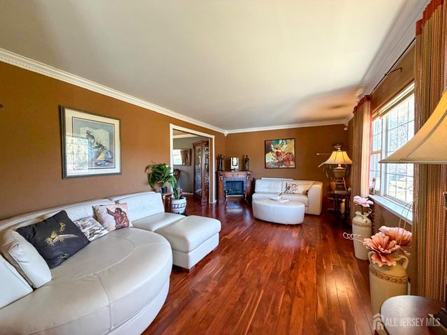 7 3rd Avenue, Piscataway, NJ 08854