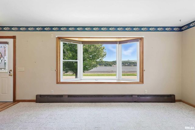 1128 N Cody Road, Le Claire, IA 52753