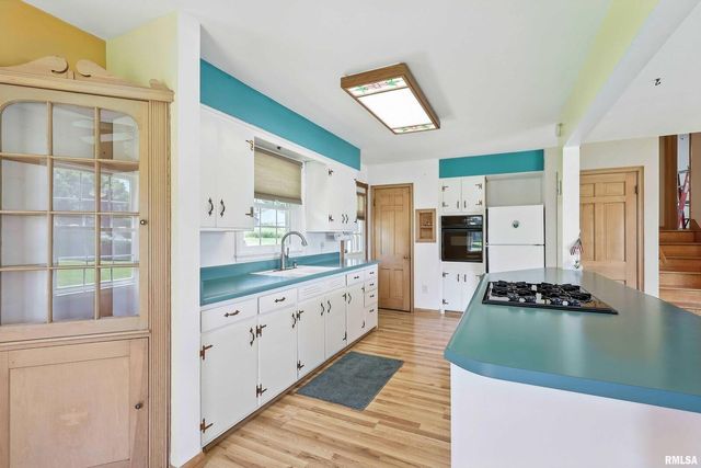 1128 N Cody Road, Le Claire, IA 52753