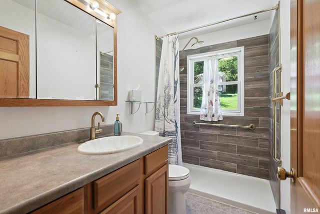 1128 N Cody Road, Le Claire, IA 52753