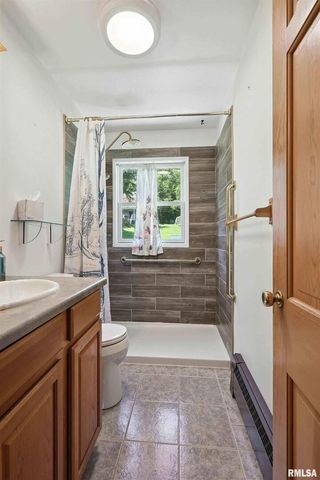 1128 N Cody Road, Le Claire, IA 52753