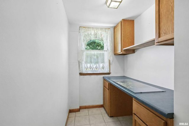 1128 N Cody Road, Le Claire, IA 52753